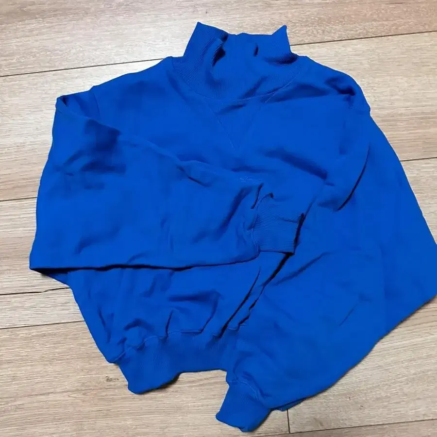 핸즈아이즈하트 High neck sweatshirt in blue