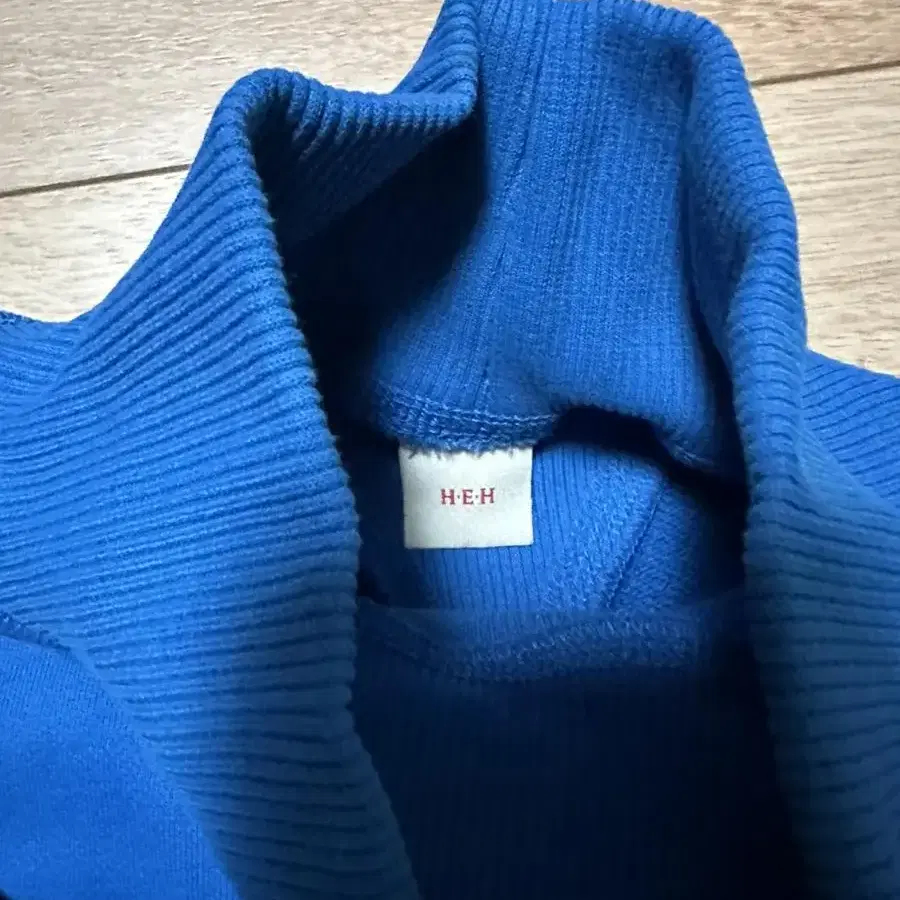 핸즈아이즈하트 High neck sweatshirt in blue