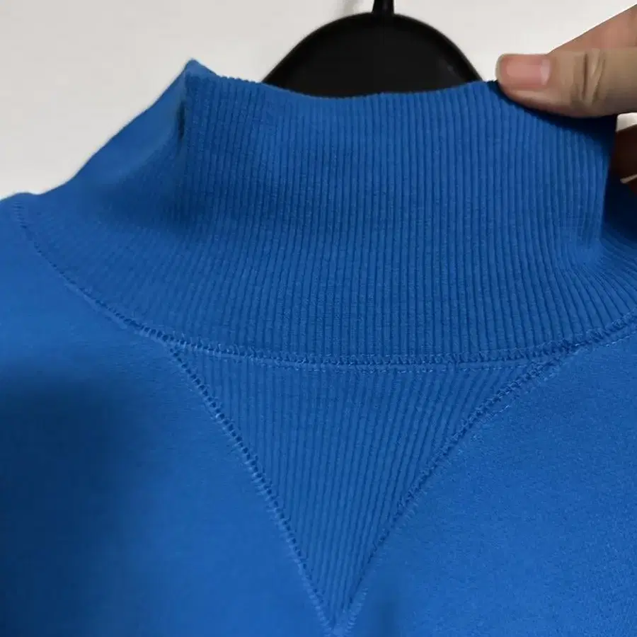 핸즈아이즈하트 High neck sweatshirt in blue