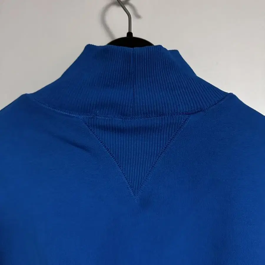 핸즈아이즈하트 High neck sweatshirt in blue