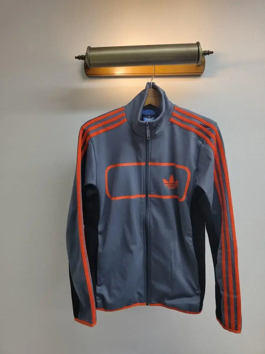 100) Adidas Street Diver sells