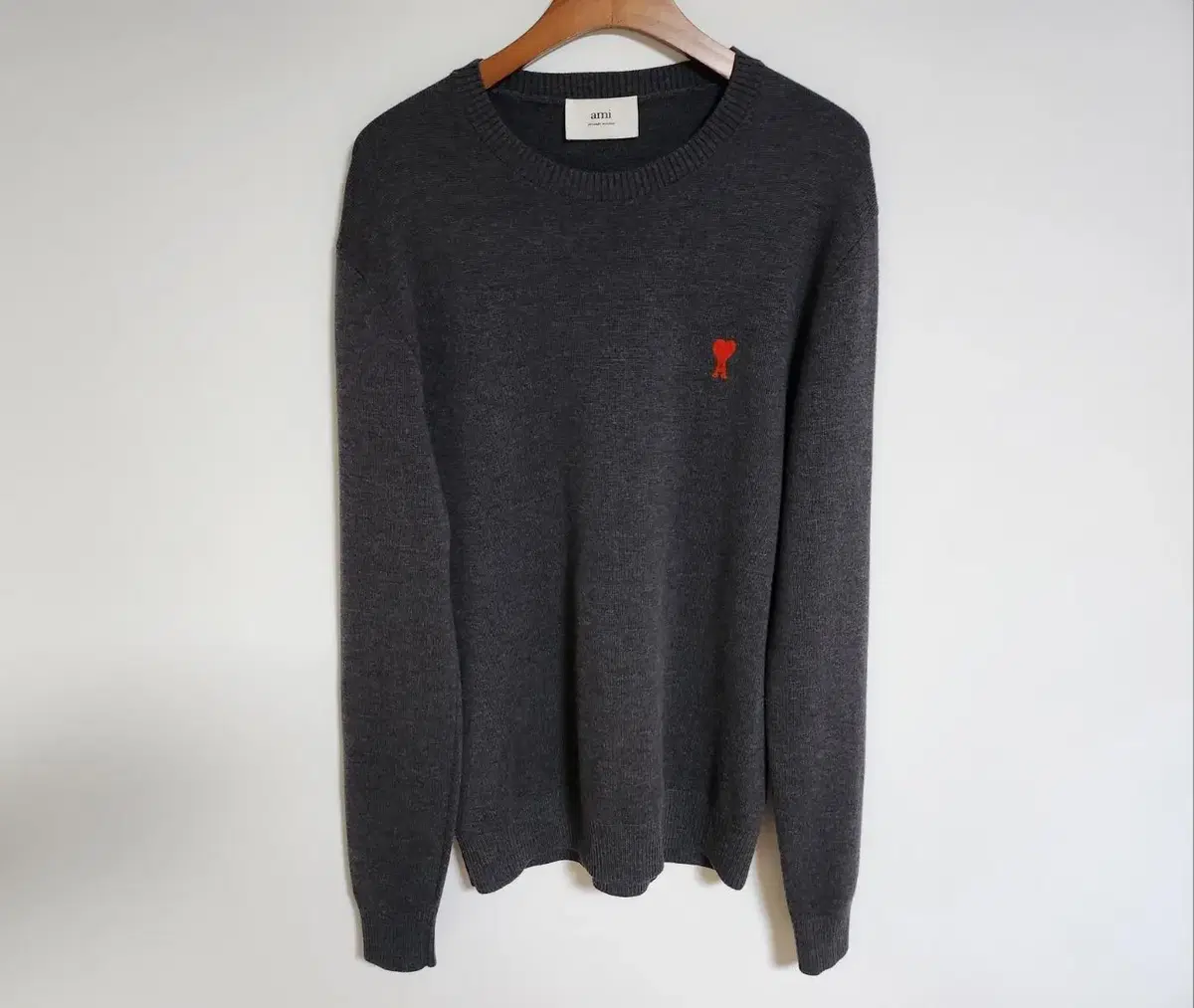 [L] Ami Charcoal Small Heart Embroidered Wool Knit HKS001 001