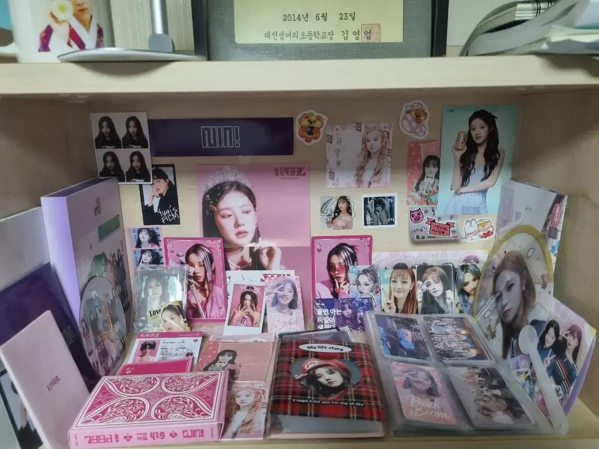 Gidles photocard and merchandise album