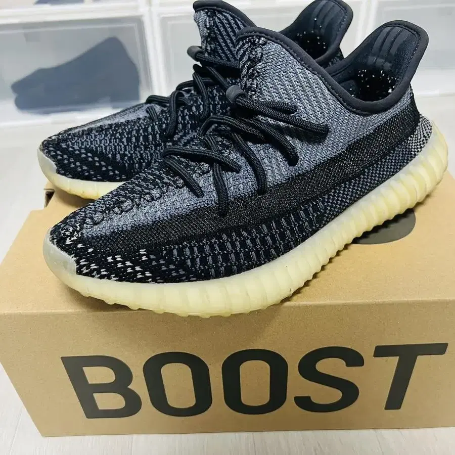 아디다스 이지부스트 350 V2 Carbon 판매(250)