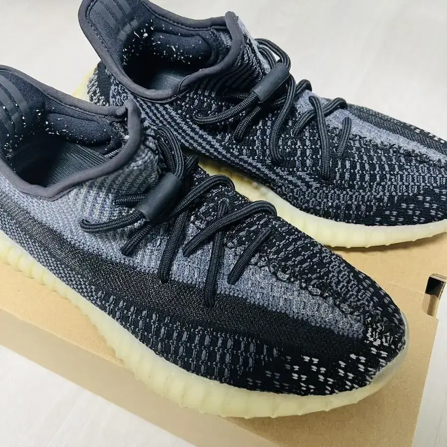 아디다스 이지부스트 350 V2 Carbon 판매(250)