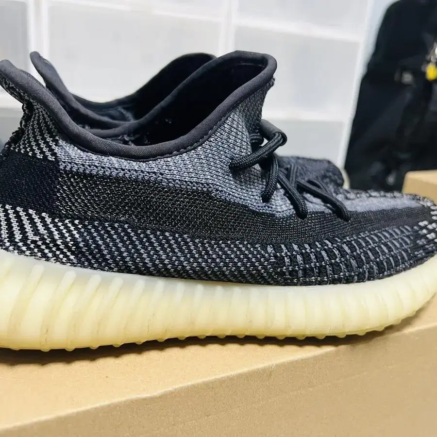 아디다스 이지부스트 350 V2 Carbon 판매(250)