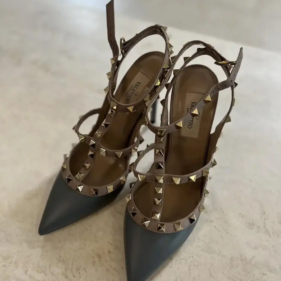 발렌티노(Valentino) 락스터드 37 사이즈