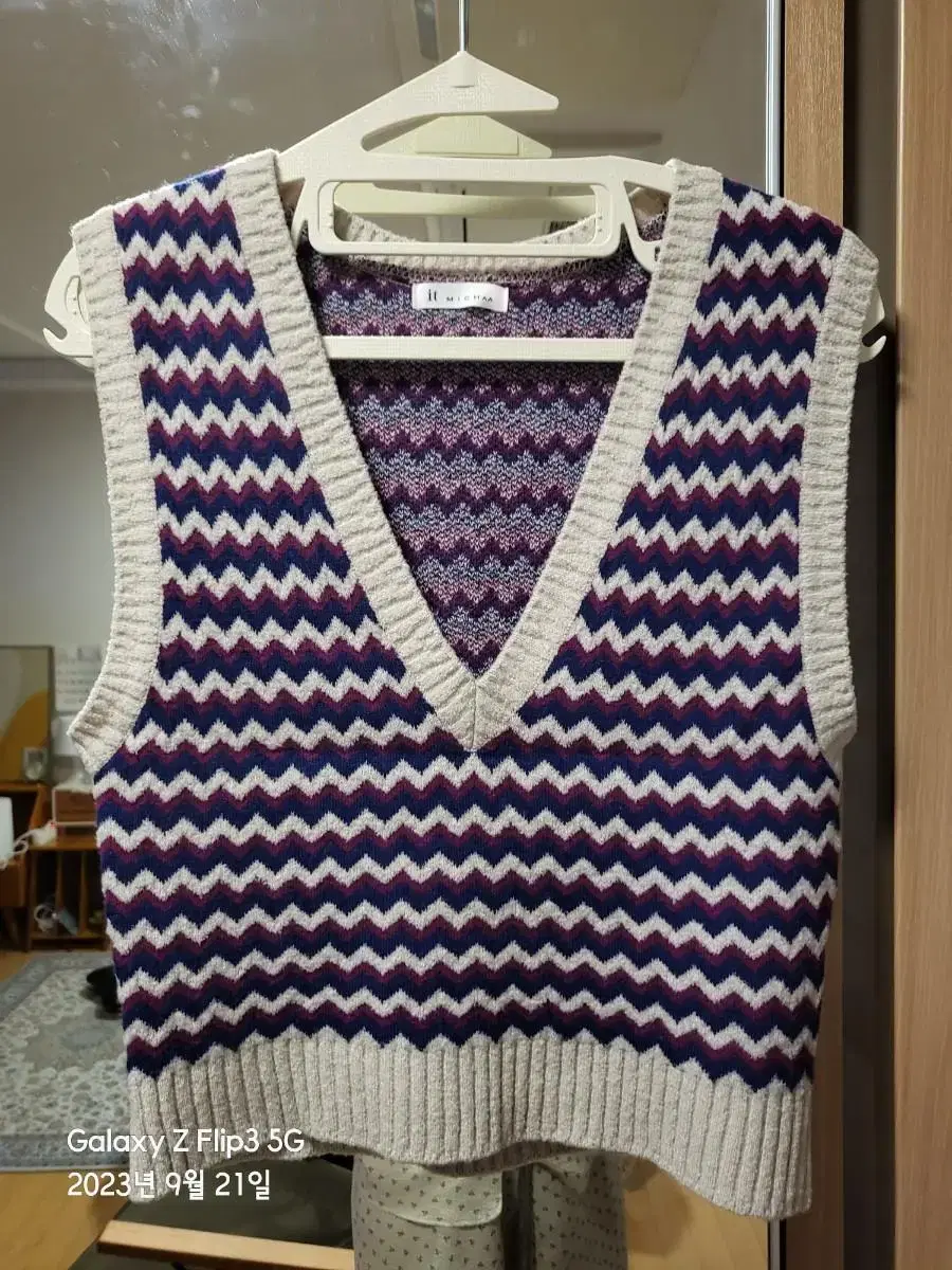 Itmisha V-neck knit vest see 55