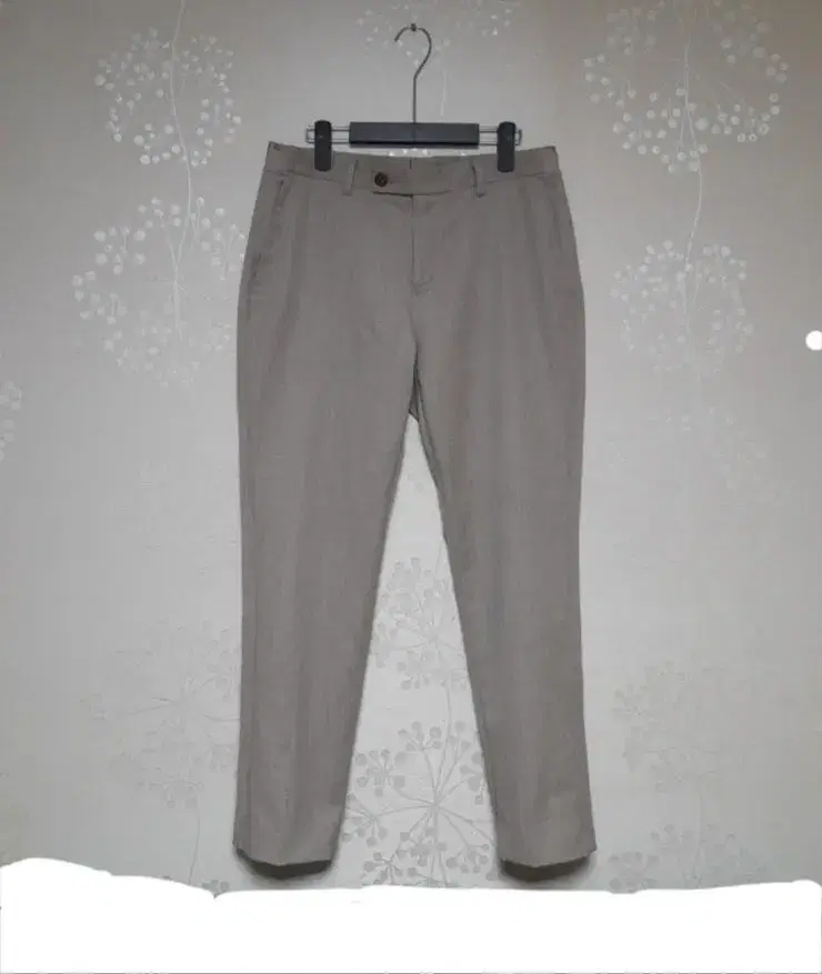 Jil Stuart New wool-linen banded slacks.