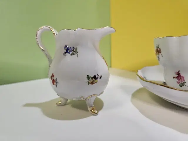 Meissen Scattered Flower Creamer 마이센