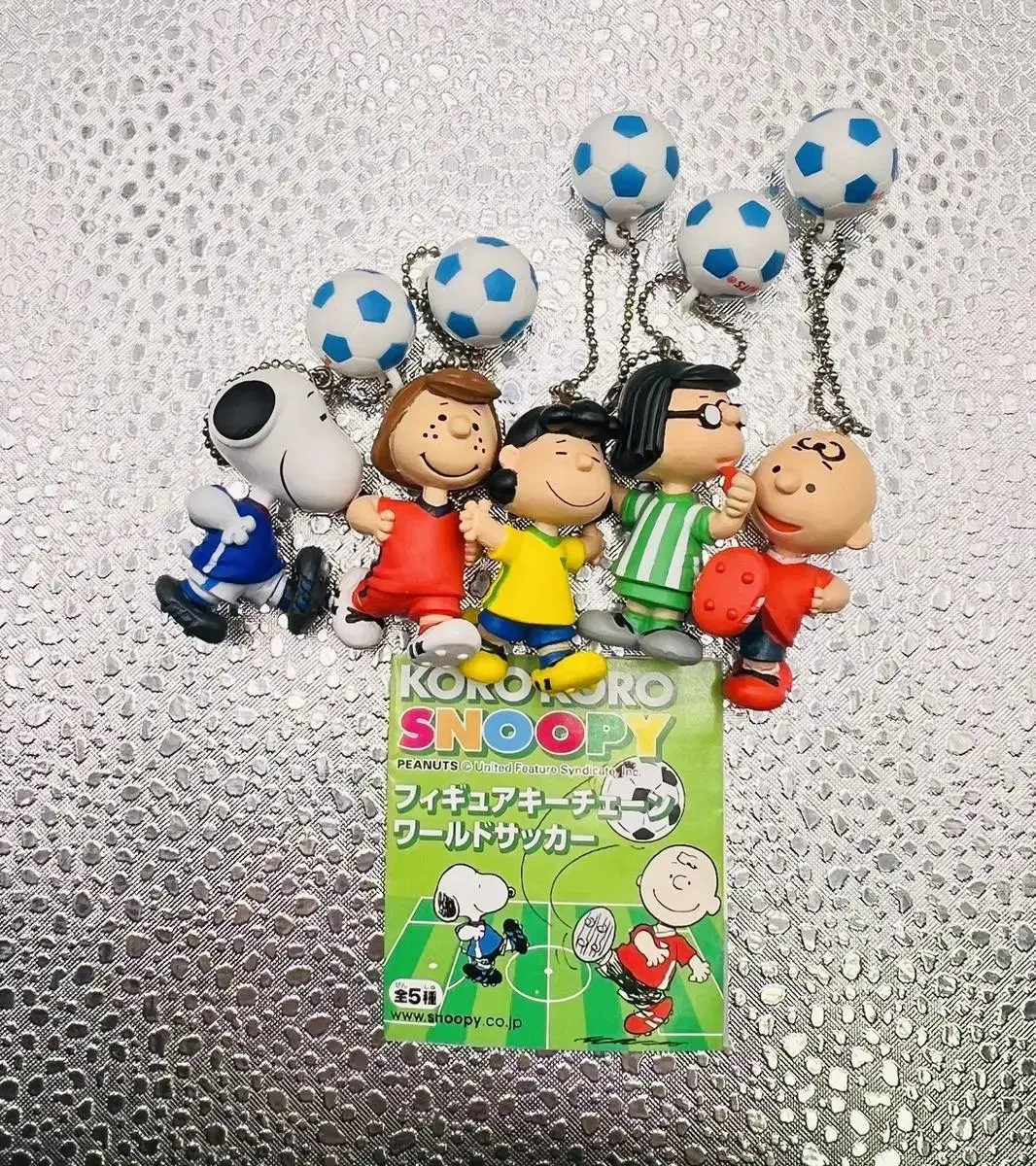 [Unsealed] 5 Snoopy figure keychains from around the world of soccer