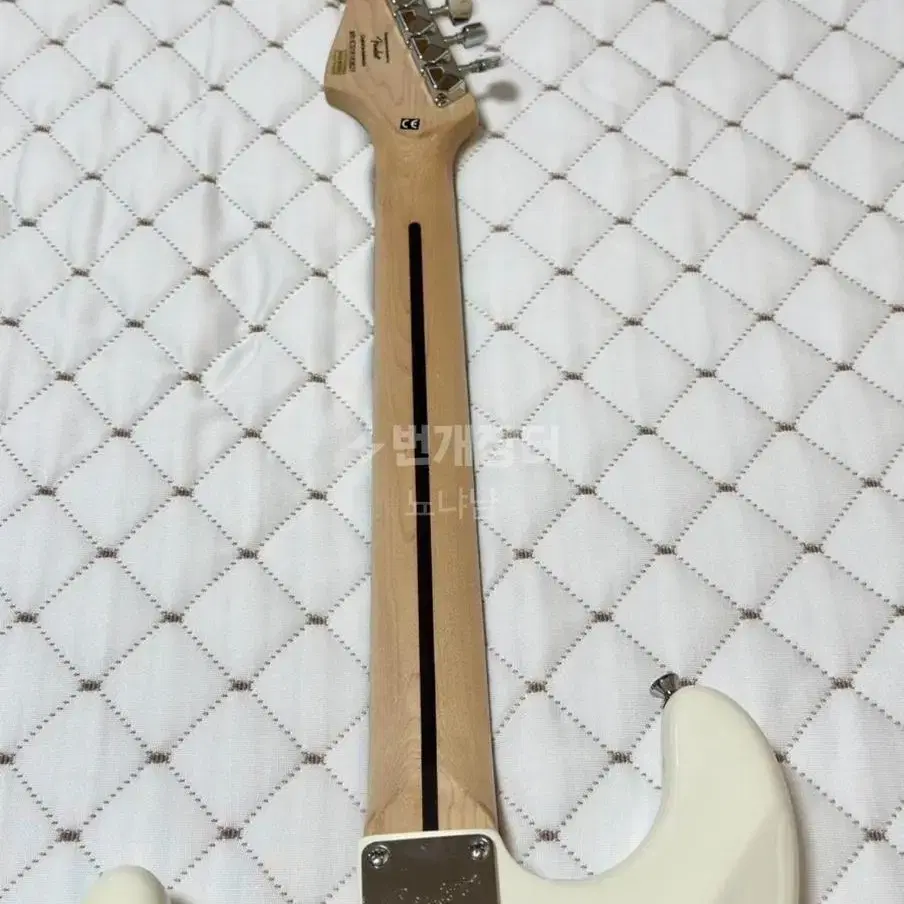 Squier 스콰이어 불렛 스트랫 SSH 트레몰로 악틱 화이트 일렉기타