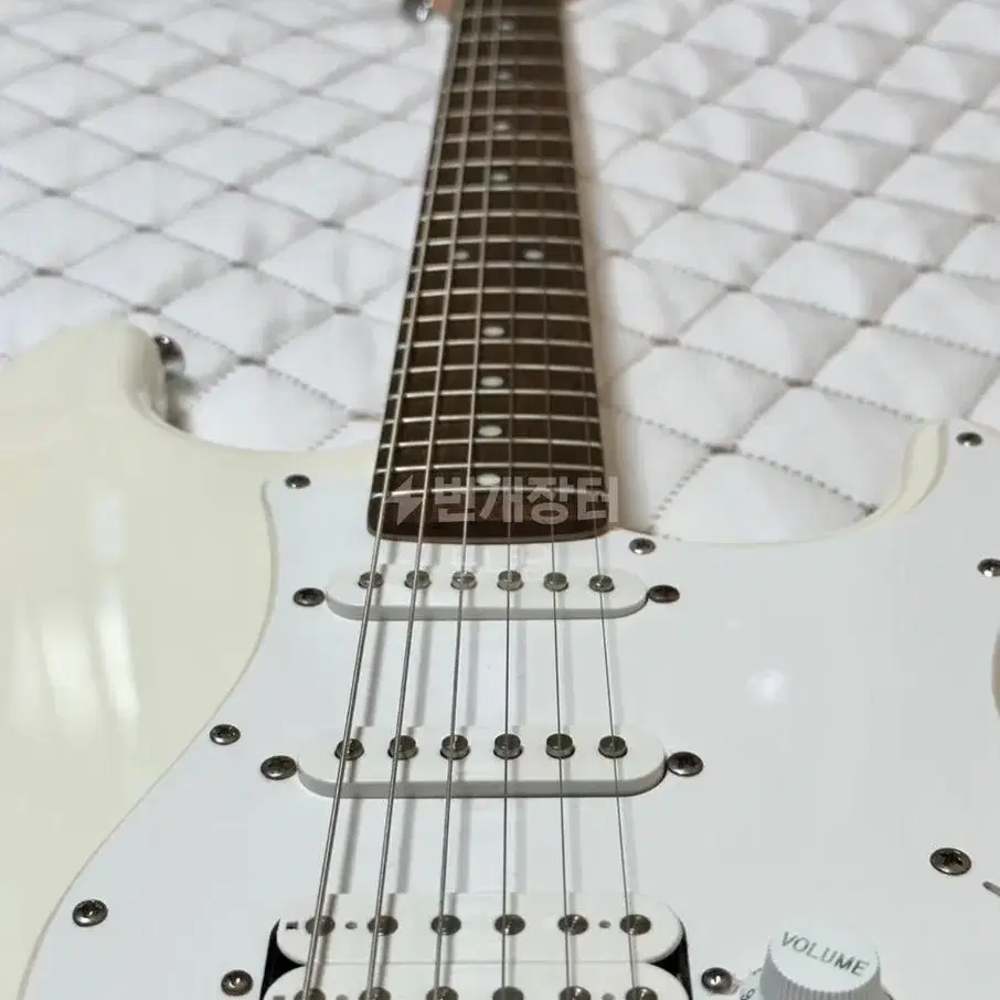 Squier 스콰이어 불렛 스트랫 SSH 트레몰로 악틱 화이트 일렉기타