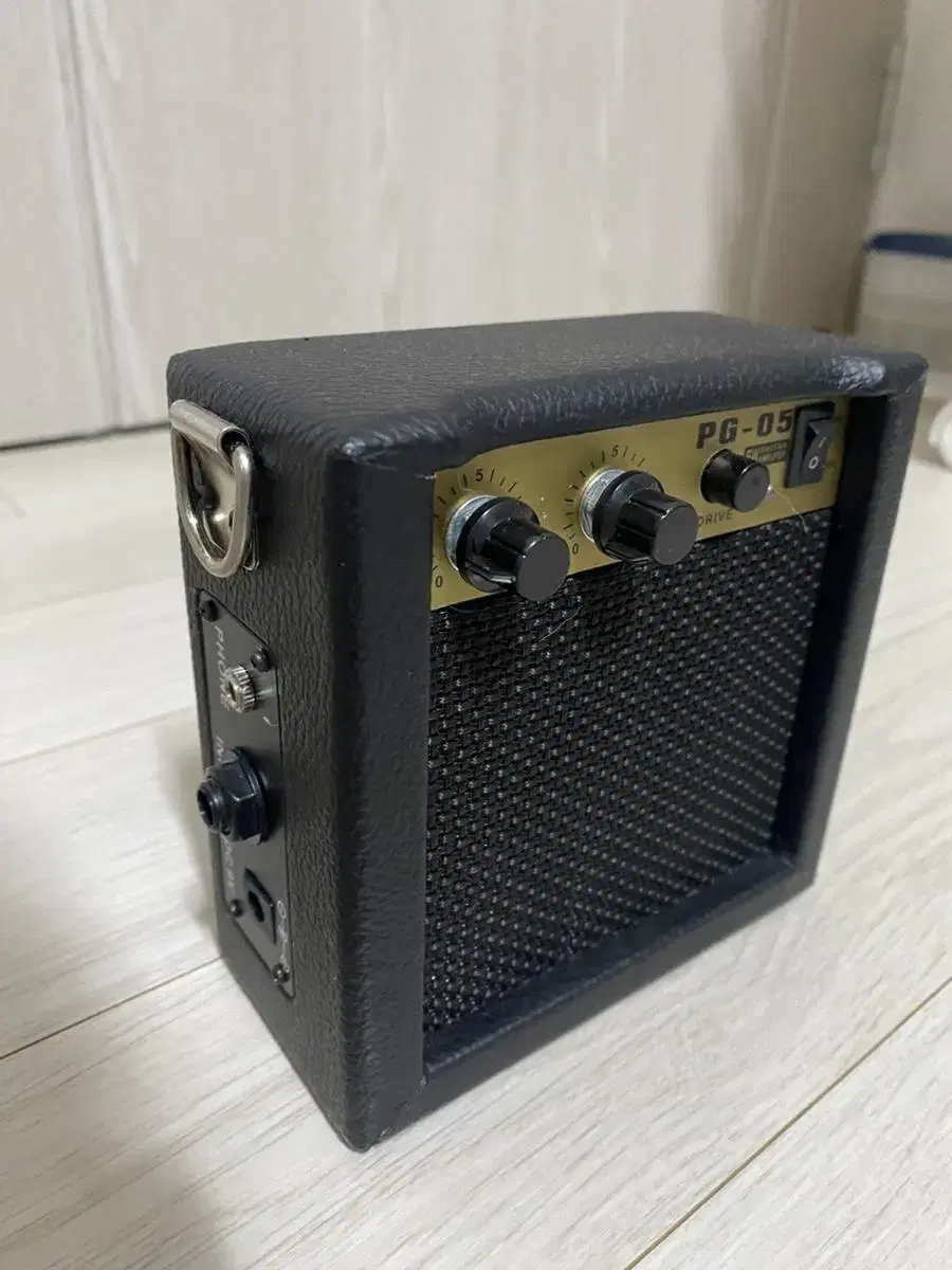 Portable mini guitar amplifier 5W