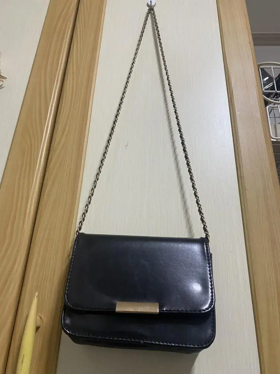 Black chain crossbody bag Women's bag