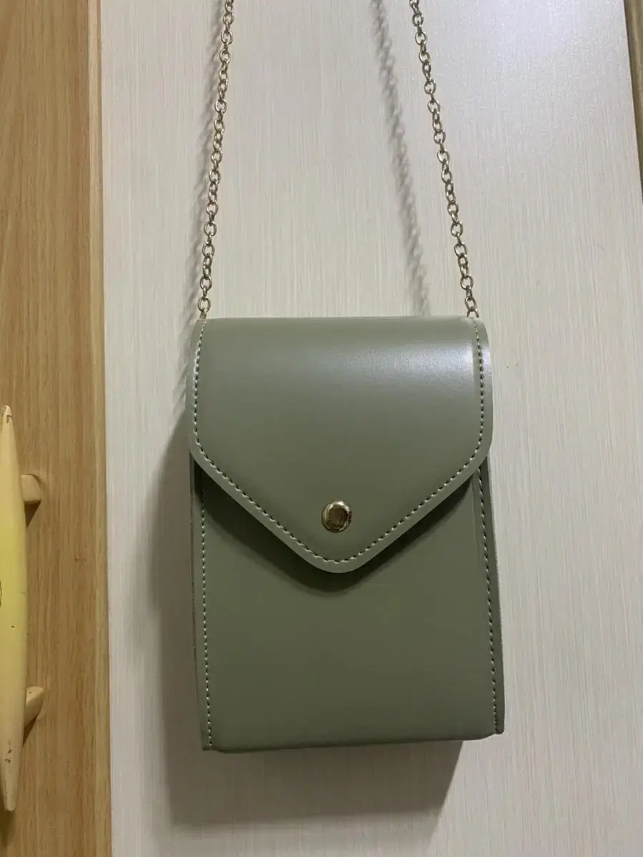 Green chain crossbody bag for women