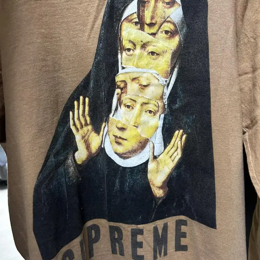 Supreme 수녀 롱슬리브