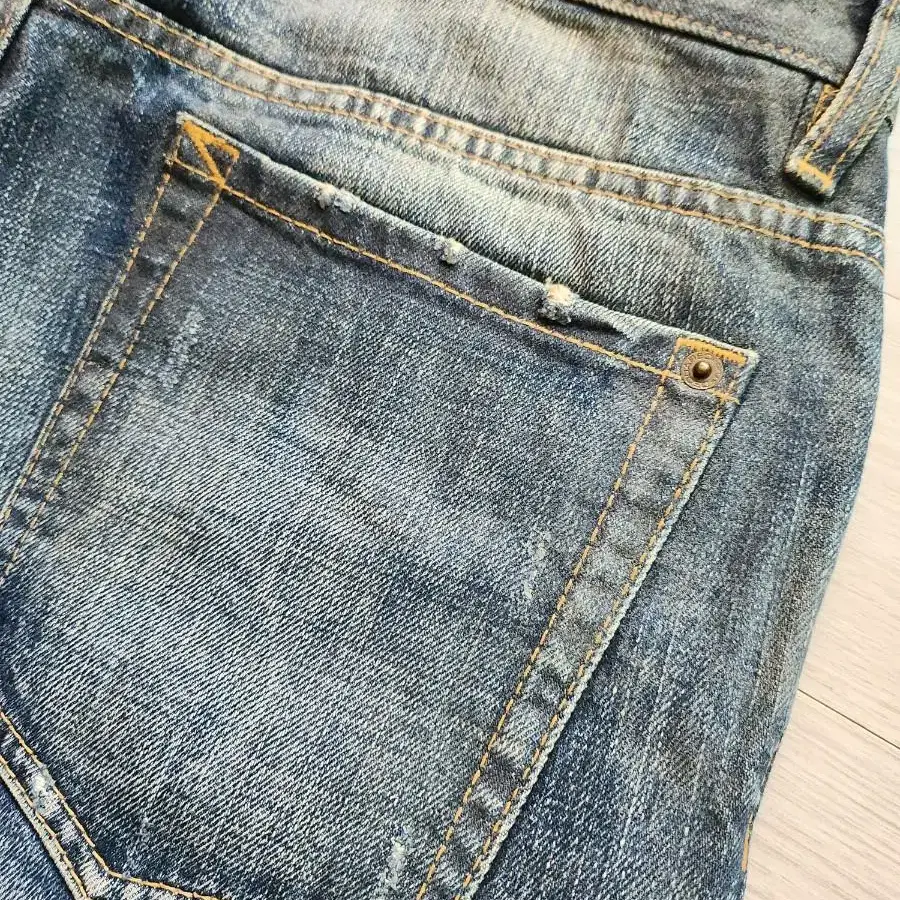 정품 디스퀘어드2 Resin Coated Jean -eu46