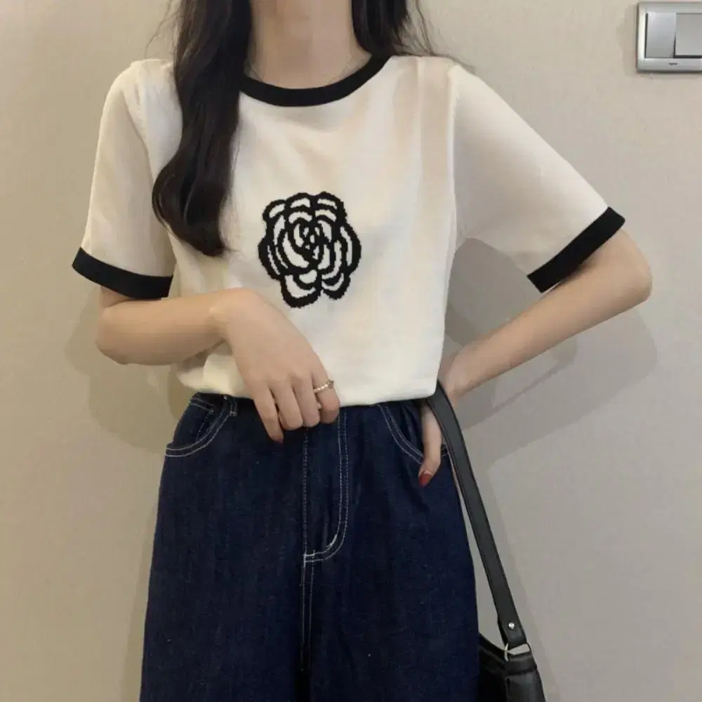 Line Flower Colorblocked Knit Short Sleeve T-shirt