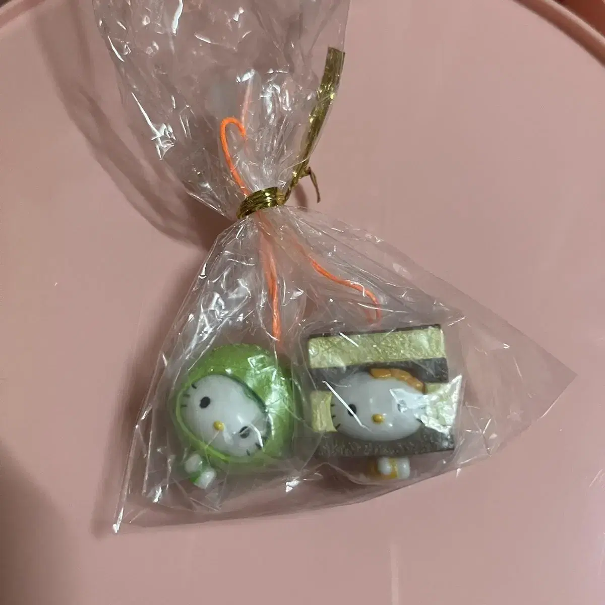 Macaron, Tiramisu Kitty Strap