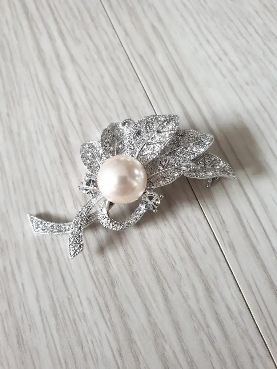 Women's Pearl Petal Brooch