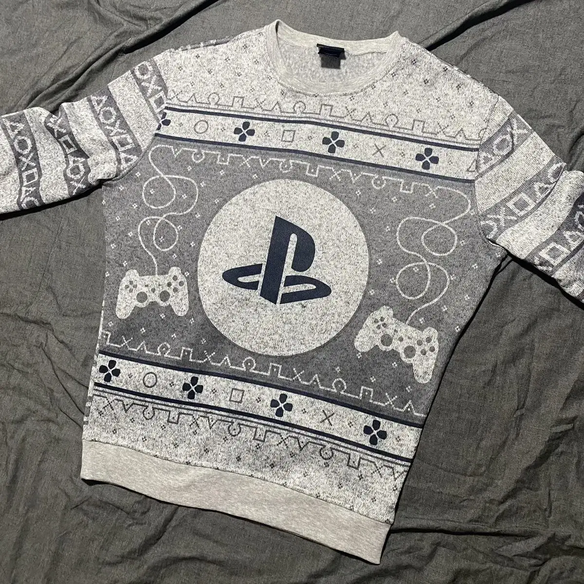 R/J PLAYSTATION Sweater Sz M