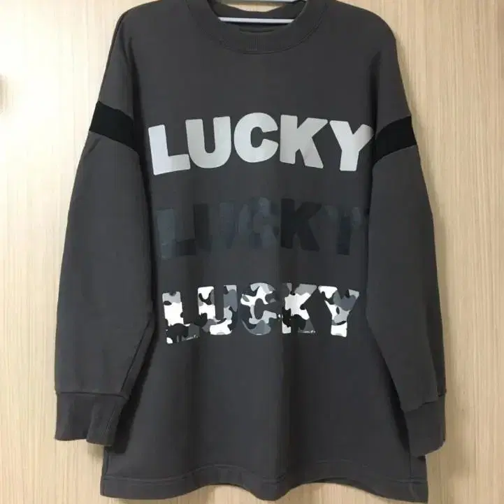 럭키슈에뜨 LUCKY 맨투맨