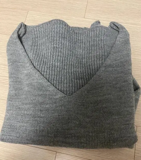 V-neck gray gaolinite