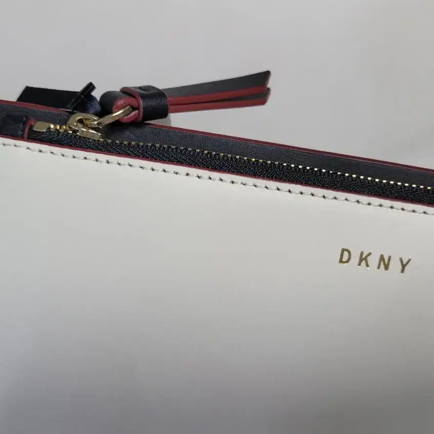 새상품DKNY 클러치백