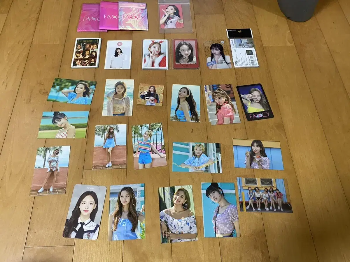 I'm selling OneS3 and nayeon photocard (and some other members).