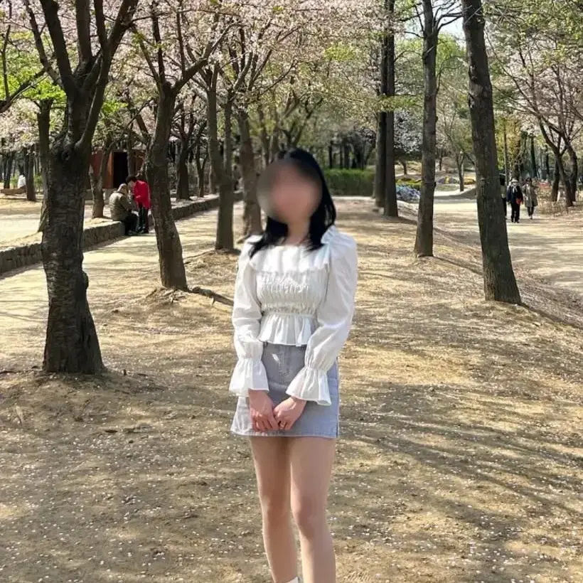 레터프롬문 화이트 프릴 블라우스