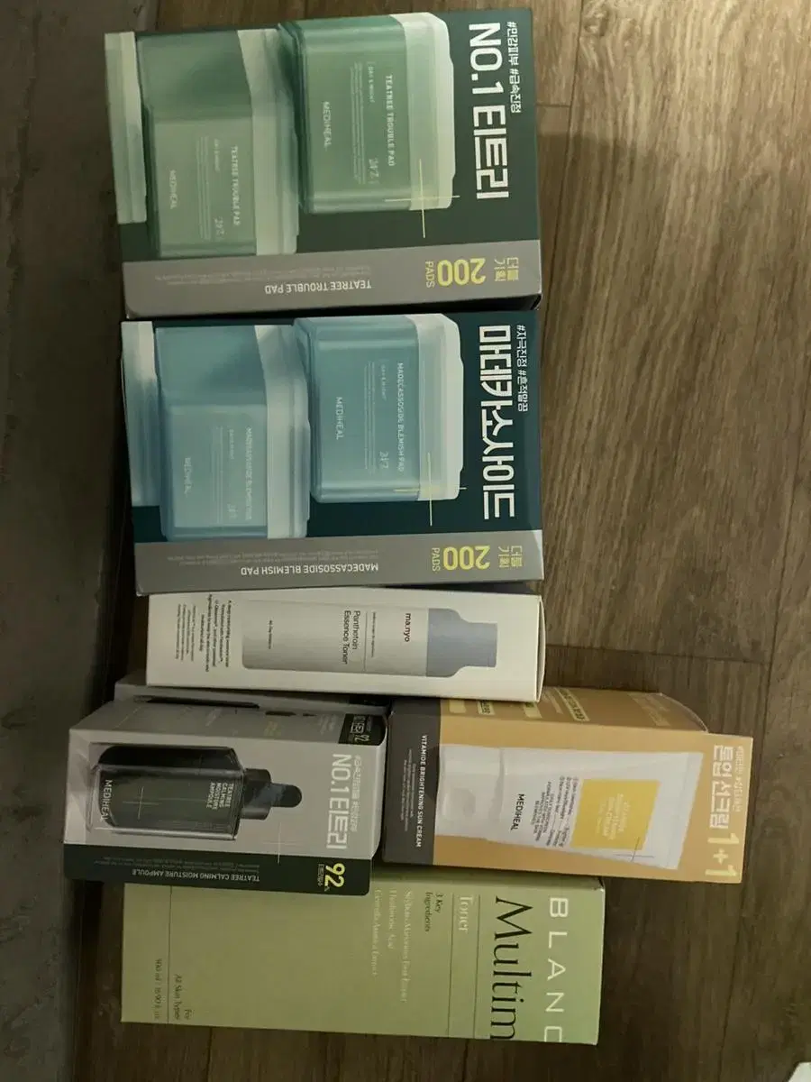 Various cosmetics sealed New