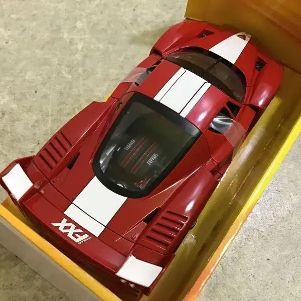 Hotwheels 1:18 엔초 페라리 FXX 상태좋은 중고제품 팝니다.