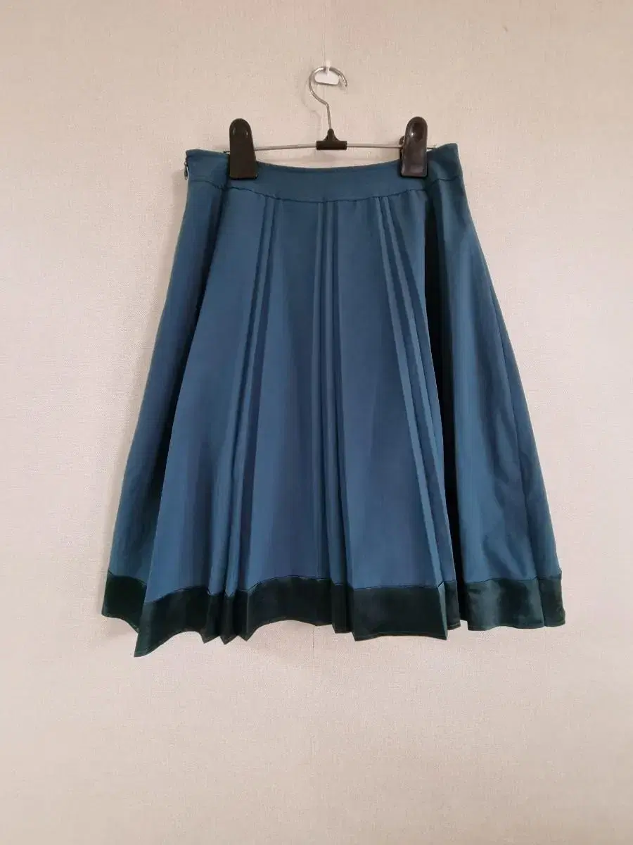 Turquoise pleated skirt