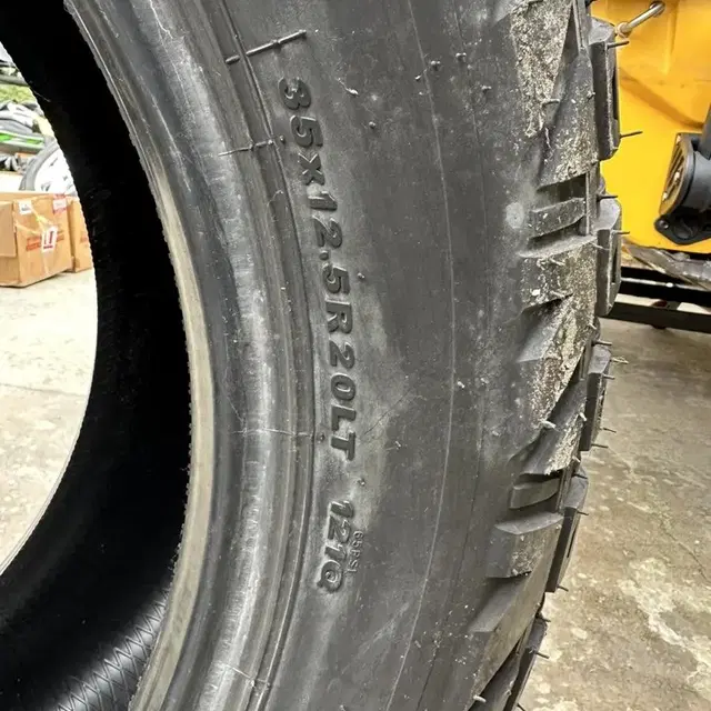 켄다 클레버 M/T 35x12.5R20LT사이즈 A급 타이어 판매합니다!