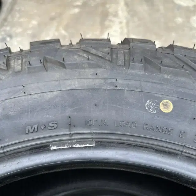 켄다 클레버 M/T 35x12.5R20LT사이즈 A급 타이어 판매합니다!