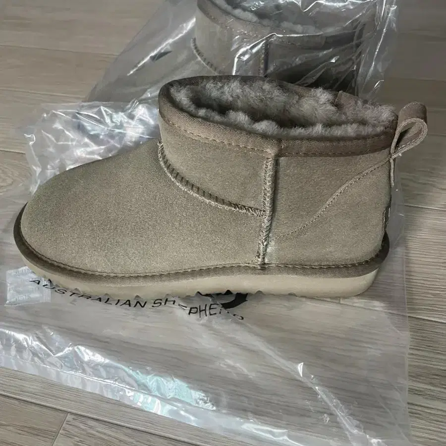 UGG 미니부츠 카키 정품 245-250