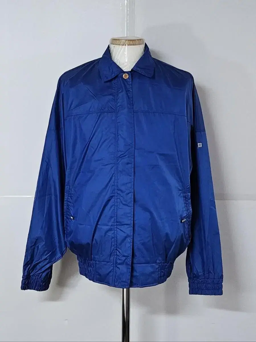 95)Givenchy Overfit Windbreaker Jacket Jumper