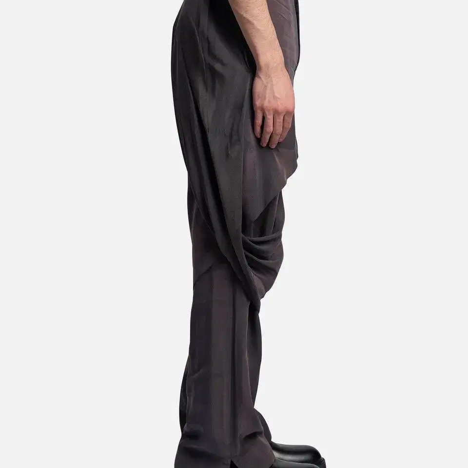 (구매)지용킴 jiyongkim 22fw drape pants