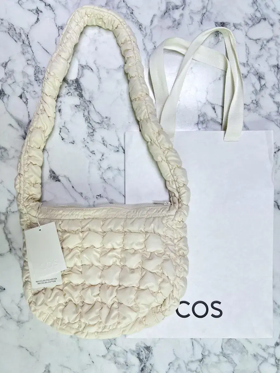 (Post Office Tax-Free) COS COS pop up Messenger Quilted Bag Cream (New Product)