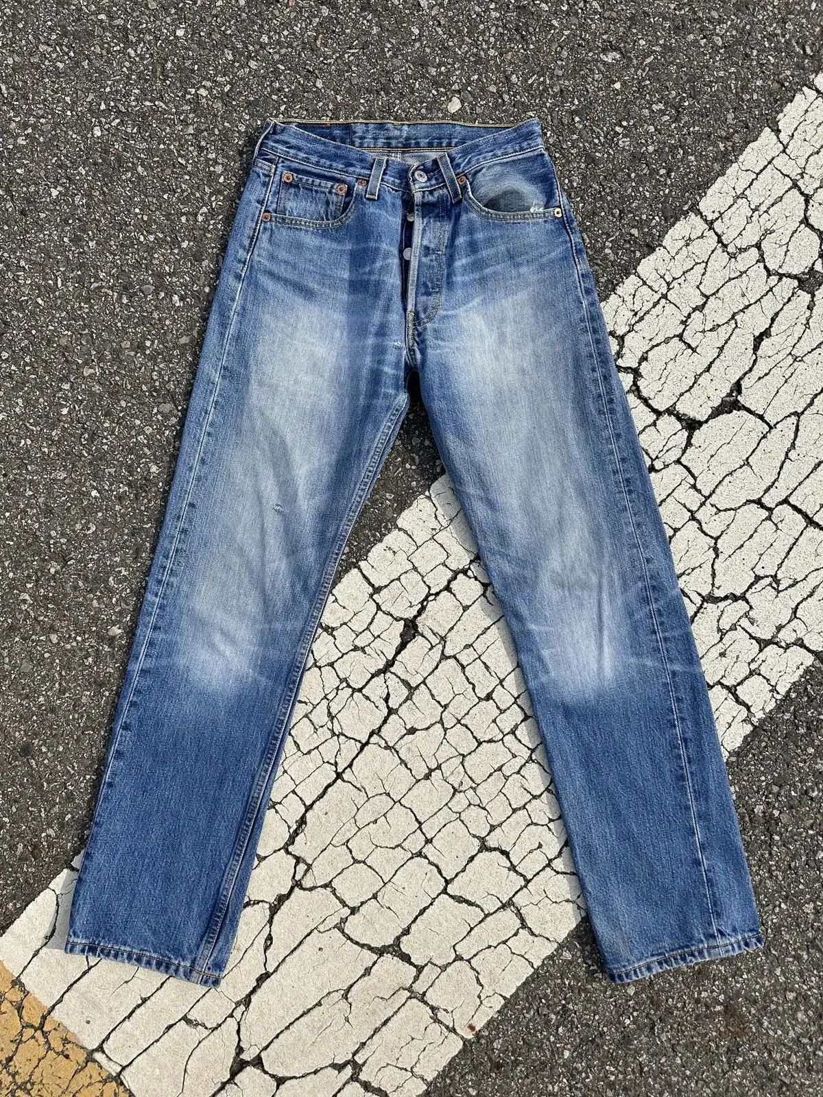 [27"] Vintage Levi's 501 27X30 _ A017