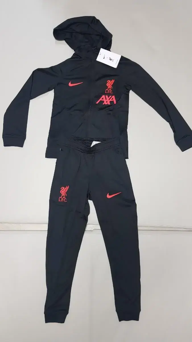 (New Product) Nike Liverpool Kids Training Set (1 left)