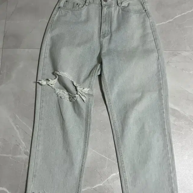 damage denim jeans