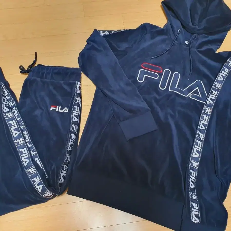 FILA 스페인 필라매장 벨벳 트레이닝 세트