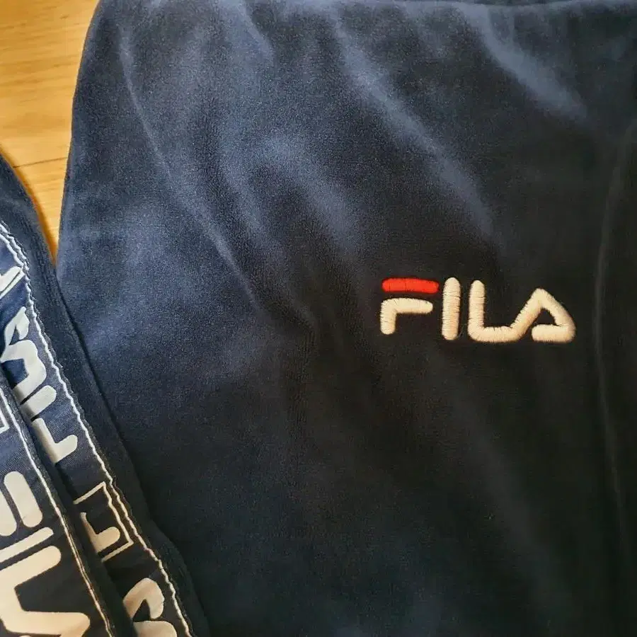 FILA 스페인 필라매장 벨벳 트레이닝 세트