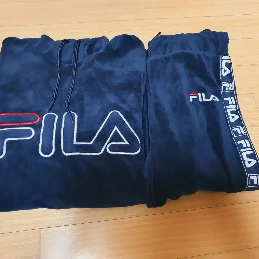 FILA 스페인 필라매장 벨벳 트레이닝 세트