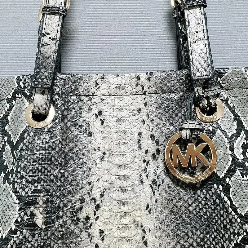 MICHAEL KORS 마이클코어스 뱀피 금장쇼퍼백 스네이크 악어 숄더백