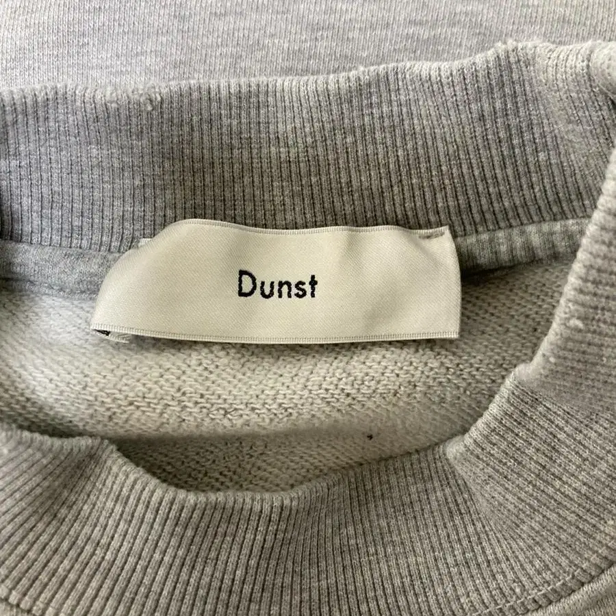 dunst 던스트 모크넥 로고 스웻셔츠