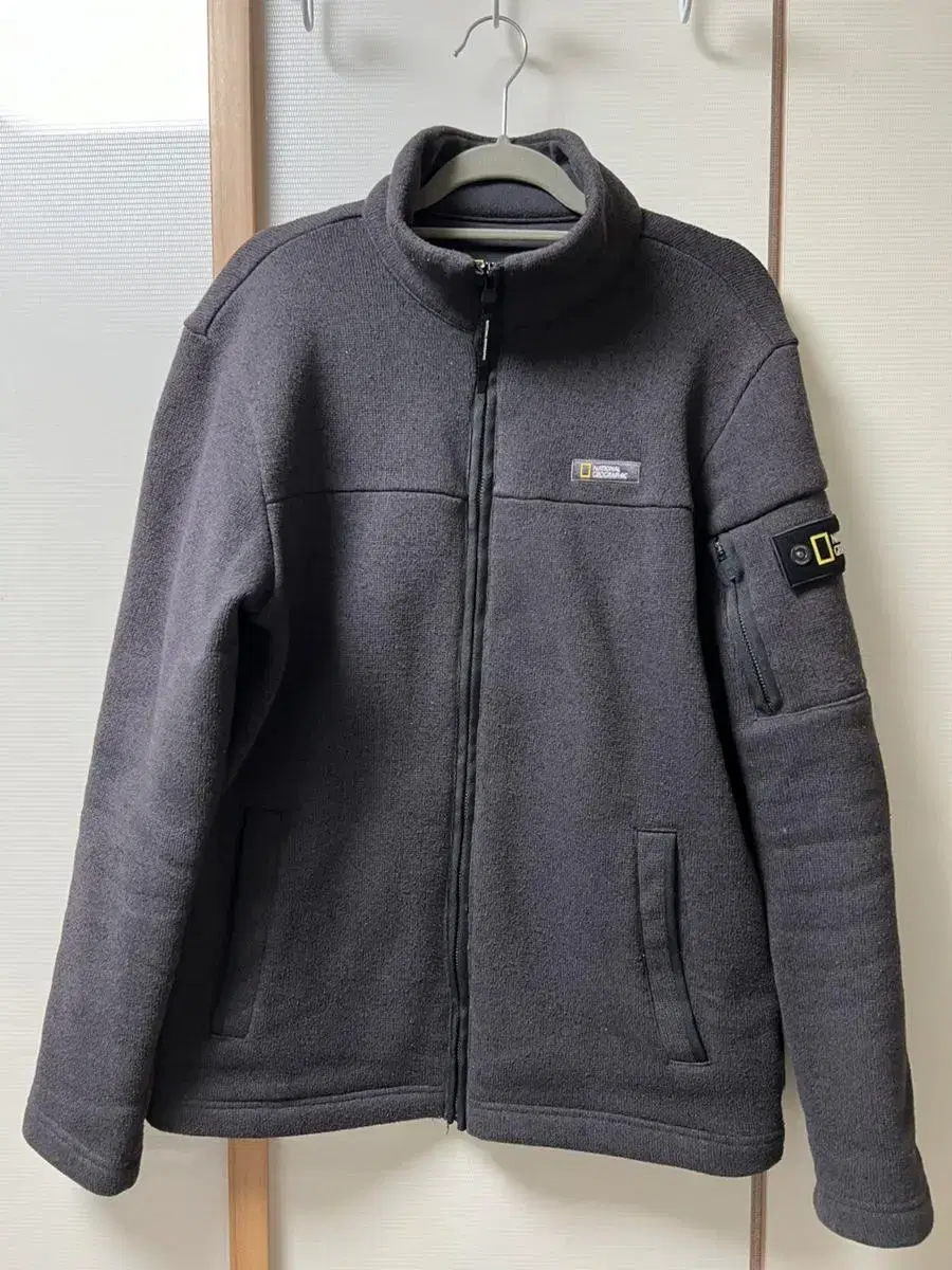 National Geographic zip-up 100 size