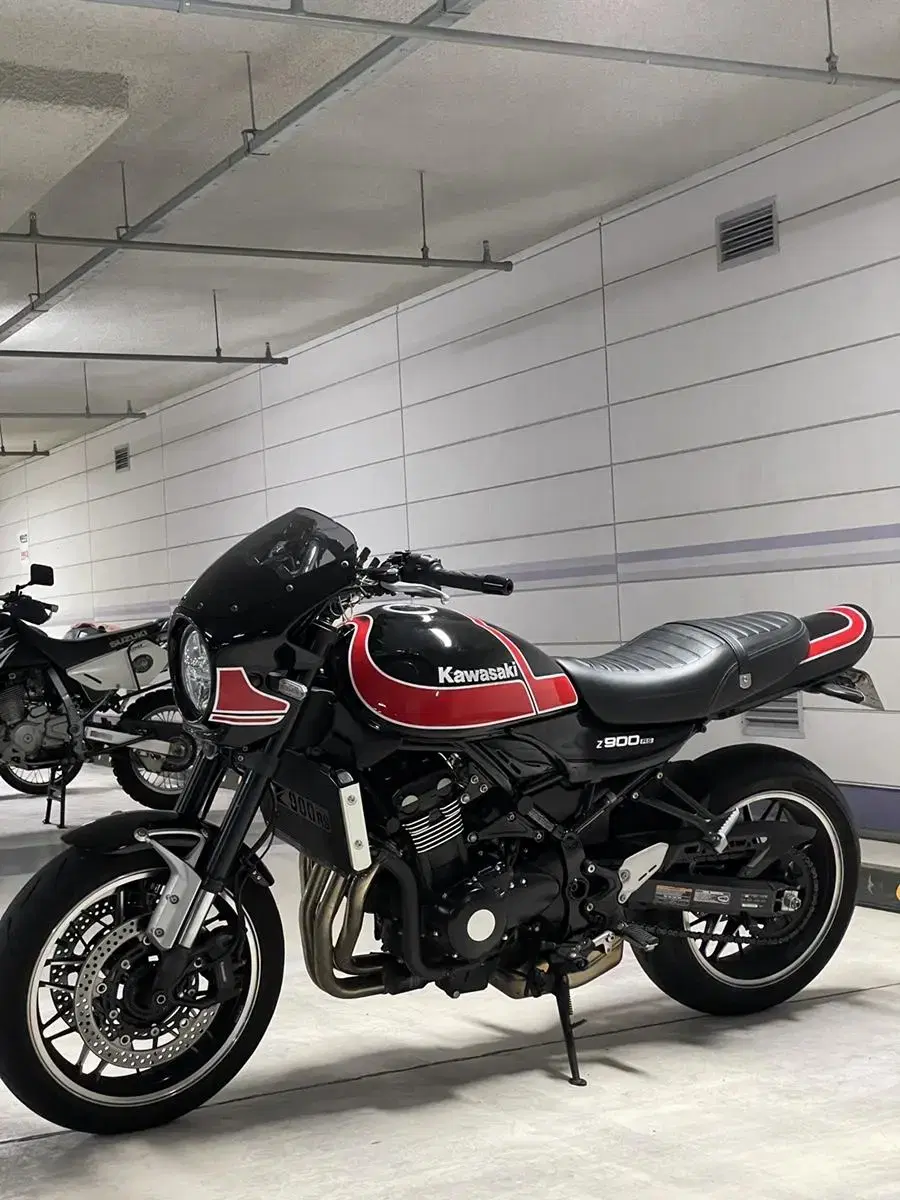 18년식 Z900rs 풀커스텀 도색 판매